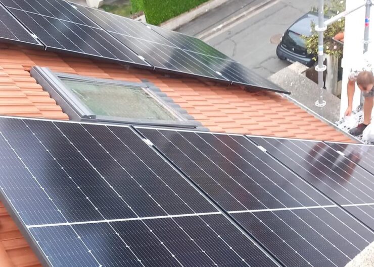 Panneaux photovoltaïques posés sur une toiture en tuiles — MMV Construct
